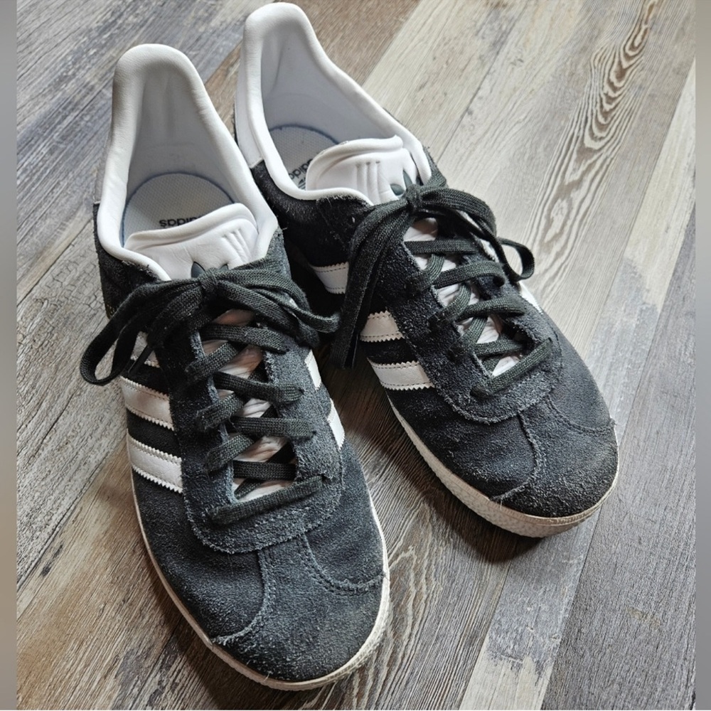 Adidas Gazelle Sneakers Size 6.5 Gray Suede With White Mid-sole